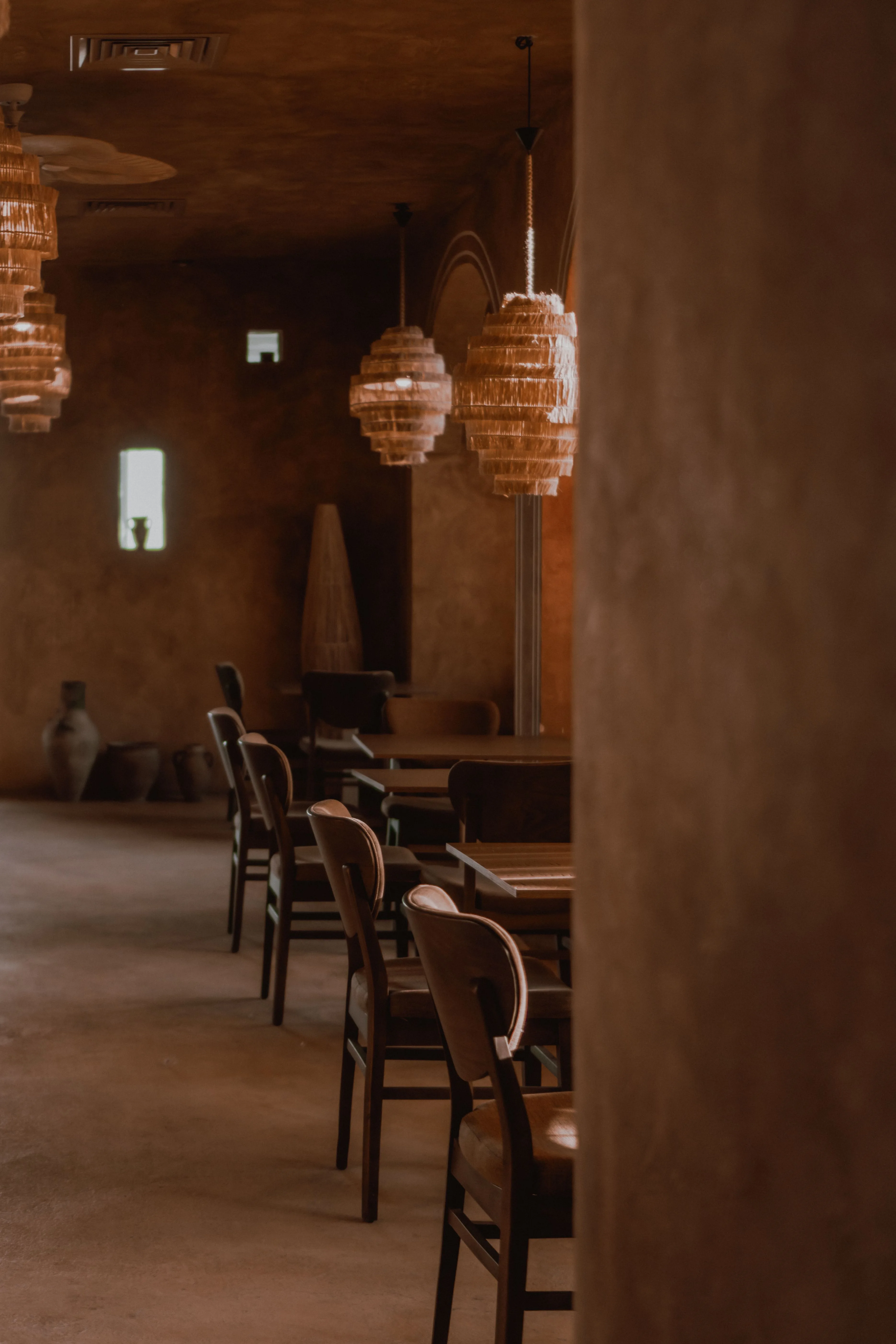 Wnętrze restauracji z lampami i ciepłą fakturą ścian